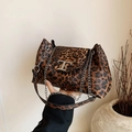 Borsa a spalla chic leopardata con fibbia a T argento e tracolla a catena in metallo - Marrone
