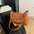 Bolso de hombro en cuero marrón con lazo metálico plateado y correa de cadena - Marrón