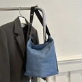 Borsa a secchiello in denim blu con tracolla nera regolabile per uno stile urbano - Blu