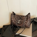 Borsa a tracolla leopardata con fibbia a T argento e cinturino a catena in metallo - Marrone