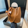 Braune Beuteltasche aus Leder mit bedrucktem Seidenschal-Griff in einer Geschenkbox - Khaki