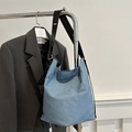 Borsa tote in denim azzurro con tracolla nera regolabile e design minimalista - Azzurro