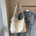 Borsa hobo bianco panna capiente con fiocco in pizzo e decoro con numero 10 - Bianco Sporco