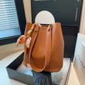 Braune Beuteltasche aus Leder mit Litschi-Maserung und dekorativem orangefarbenem Seidenschal - Braun