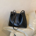 Sac fourre-tout chic en similicuir noir avec logo FASHION et longues bandoulières - Noir
