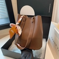 Dunkelbraune Beuteltasche mit Litschi-Muster, dekorativem Seidentuch und Modelogo - Kaffeebraun