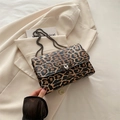 Borsa a tracolla alla moda con stampa leopardata, fibbia con rivetti e catena sottile - Stampa leopardata