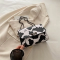 Borsa a tracolla con stampa mucca e catena grigio scuro su blazer beige - Stampa mucca