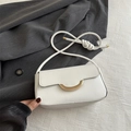 Borsa a tracolla bianca chic con chiusura a mezzaluna dorata e tracolla a corda - Bianco