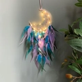 Blau-lila Mond-Traumfänger mit LED-Lichtern und Federn für die Wanddekoration - Lila Fee Halbmond (Fertig - Mit LED-Lichtern)