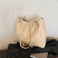 Bolso tote blanco crema con correas largas y tachuelas metálicas en acabado de cuero - Blanco