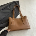 Braune Shopper-Tasche aus Leder mit Kontrastnähten und Nieten für den Business-Alltag - Braun