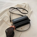 Borsa quadrata minimalista in pelle PU nera con tracolla regolabile e finiture dorate - Nero
