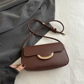 Borsa a tracolla minimalista in pelle testa di moro con elegante fibbia a mezzaluna d'oro - Marrone