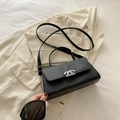 Elegante schwarze Handtasche mit Krokodilprägung, silberner Logo-Schnalle und Griff - Schwarz