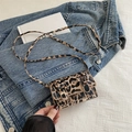 Mini borsa a tracolla leopardata con doppie fibbie su giacca di jeans vintage - Cachi