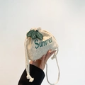 Stroh-Eimertasche mit grüner Sommerblätter-Stickerei und praktischem Kordelzug - Blatt Summer Beige