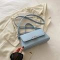 Hellblaue Unterarmtasche mit Kroko-Prägung, Silber-Schnalle und verstellbarem Gurt - Blau