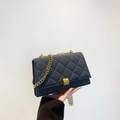 Borsa quadrata in denim blu scuro con motivo trapuntato e tracolla a catena dorata - Blu scuro