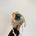 Stroh-Beuteltasche in Creme mit grüner Summer-Stickerei und Blatt-Applikationen - Blatt Summer Khaki