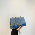 Borsa a tracolla in denim azzurro con motivo trapuntato a rombi e catena d'oro - Azzurro