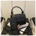 Detalle del bolso negro de cuero PU con asa retorcida y herrajes dorados mate - Negro