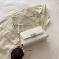 Weiße Schultertasche aus Kunstleder mit Krokoprägung und metallischem Drehverschluss - Weiß