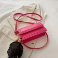 Borsa quadrata a tracolla rosa acceso alla moda con trama in pelle e fibbia dorata - rosa acceso