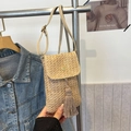 Mini-Stroh-Umhängetasche mit Quaste und Goldknopf in natürlichem Beige-Farbton - Khaki