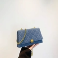 Borsa a tracolla in denim blu con cuciture a rombi bianchi e catena dorata - Acqua