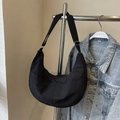 Schwarze matte Nylon-Umhängetasche in Halbmondform mit verstellbarem Riemen für Damen - Schwarz