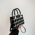 Bolso bandolera clásico de tweed blanco y negro con asas tejidas y herrajes dorados - Cuadros Negros