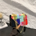 Petit sac bandoulière tendance en patchwork multicolore avec chaîne dorée et blocs géométriques - Noir