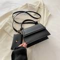 Bolso bandolera pequeño cuadrado de cuero PU negro con mini monedero sobre blazer beige - Negro