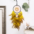 Atrapasueños árbol de la vida con plumas amarillas y cuentas negras en pared blanca - Producto Terminado Árbol Dorado (Sin Luz)