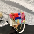 Sac bandoulière blanc moderne avec motifs géométriques colorés et chaîne dorée - Blanc