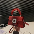 Sac à main rouge foncé avec gaufrage crocodile et boucle ornée de cristaux - Rouge