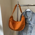 Orangefarbene Nylon-Umhängetasche in Halbmondform mit verstellbarem Trageriemen - Orange