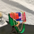 Sac bandoulière chic avec motifs géométriques colorés et large bandoulière verte - Vert