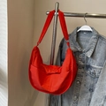 Leuchtend rote Nylon-Halbmondtasche mit breitem Schultergurt und großem Fassungsvermögen - Burgunderrot