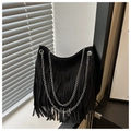 Detalle de bolso tote de ante negro con flecos densos y correas de cadena plateadas - Negro