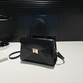 Petit sac carré noir minimaliste avec motif crocodile et boucle métallique dorée - Noir