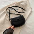 Borsa a sella retrò in pelle nera opaca con finiture dorate e tracolla regolabile - Nero