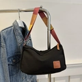Minimalistische schwarze Canvas-Einkaufstasche mit buntem gestreiftem Schultergurt - Schwarz