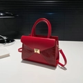 Sac à main rouge vif à texture crocodile et fermoir doré, style élégant et polyvalent - Rouge