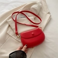 Borsa a tracolla a sella semicircolare rossa vintage in ecopelle opaca da donna - Rosso