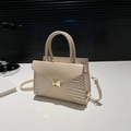 Sac bandoulière crème chic avec texture crocodile et détails dorés - Kaki