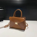 Sac à main marron avec texture crocodile et boucle dorée en cuir synthétique chic - Marron