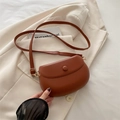Borsa a tracolla marrone chic in ecopelle con fibbia rotonda e tracolla lunga - Marrone