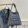 Große Retro-Tragetasche in Staubblau mit Vintage-Matt-Textur und silbernem Schmetterlingslogo - Blau
